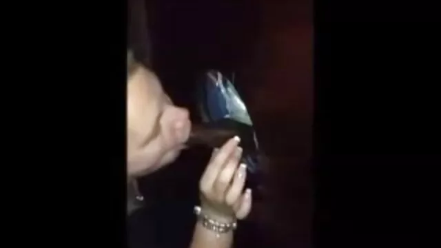 הפורנו הכי טוב, ללא רישום.  מודל רשת עם זין מגולח עם כובע עם בחורות מעוננות ידית במכונית סובייטית