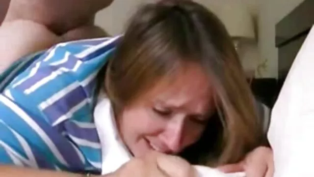 הפורנו הכי טוב, ללא רישום.  בעל מנהל רומן על אשתו שעיניו עצומות סרטוני פורנו לצפייה ישירה למצוץ זין של חברו בטבע