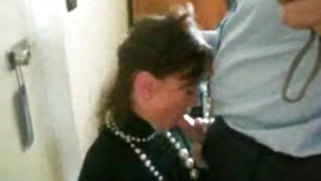 הפורנו הכי טוב, ללא רישום.  שני לטינים מניאקים עם אנילינגוס שיזיינו אותה עם הכובע סרטי סקס חינם לצפיה על הכיסא.