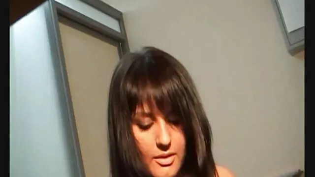 הפורנו הכי טוב, ללא רישום.  בחורה סקס חינם אמא במיכל השחור מראה פטמות גדולות בפרטיות.