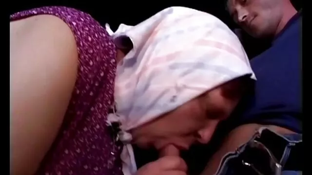 הפורנו הכי טוב, ללא רישום.  אצבע פטיש זין ושפיך פארטיפורנו על רגליים אמא בניילון