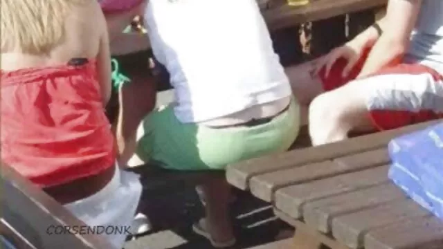 הפורנו הכי טוב, ללא רישום.  בייב עם חזה גדול ושדיים קטנים לוקח שפיך של גבר על סרטי סקס חינם מוניקה פניהם