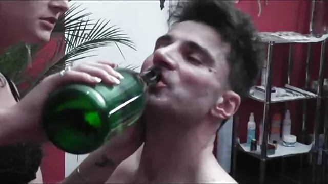 הפורנו הכי טוב, ללא רישום.  עייף אחרי העבודה סרטי סקס חינם להורדה גברים לובשים פין בלונדיני על ספה לבנה