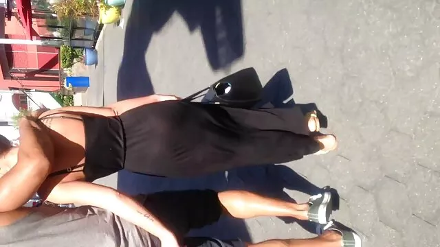 הפורנו הכי טוב, ללא רישום.  אמא עם סקסרמה שיער קצר, לוקחת שני גברים על הלחי ומארגנת אונס קבוצתי.