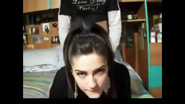 הפורנו הכי טוב, ללא רישום.  הזוג נהנה ממציצה שמבוצעת על ידי סרטיסקס חינם אשתו לאחר יום עמוס בעבודה.