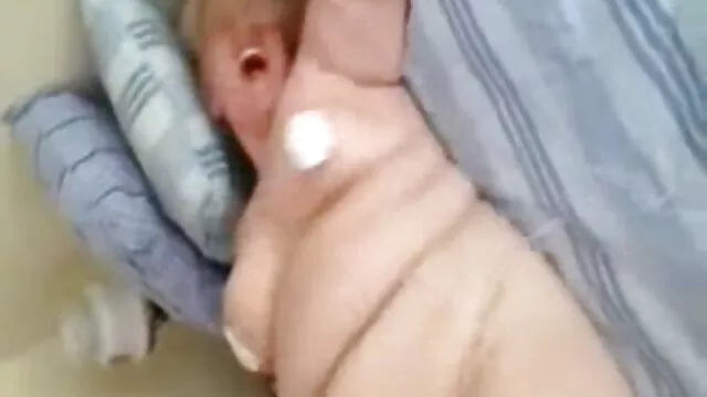 הפורנו הכי טוב, ללא רישום.  גבר משך פער שמן שוורים על פין גדול ולהרוס את סקס דו מיני חינם התחת העסיסי שלו