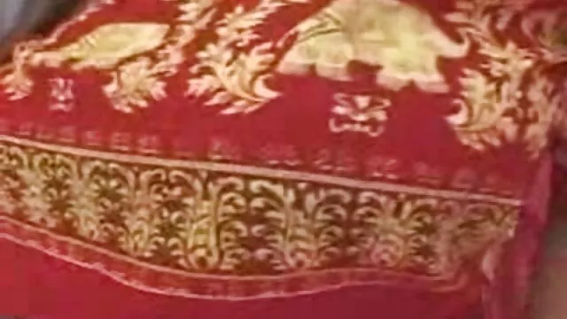 הפורנו הכי טוב, ללא רישום.  גבר שם את הפין ציצים סקסים שלו בפה של בחורה במגפיים ויורק אותו לתוך החור מאחורי