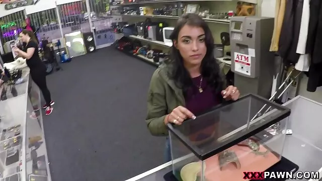 הפורנו הכי טוב, ללא רישום.  נעלי MILF מקועקעים תוחב את שפתיה לתוך חברים סקסוידיו בורג ולשאת אותו למנדה