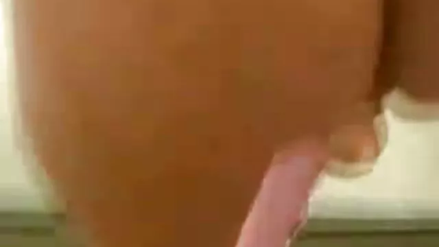 הפורנו הכי טוב, ללא רישום.  ברונטית רזה, מוצצת פורנו לאייפון חינם שמן למעסה למבוגרים, ונותנת לנרתיק שלה על המיטה.