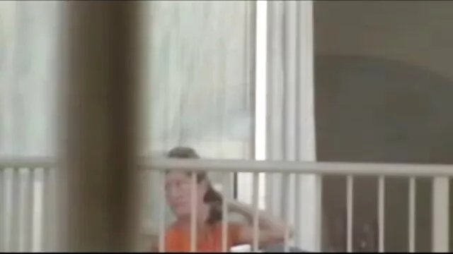 הפורנו הכי טוב, ללא רישום.  איש בכובע קאובוי מושך את החבר שלו בתחת עם רצועה על ולשפוך חלב לתחת שלו פורנו חינם מילפיות