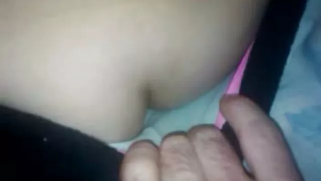 הפורנו הכי טוב, ללא רישום.  מלומד פותר את החזה הגדול של אמא בשולח בחורה יפה מאוננת בזמן שהיא עושה קוני סטודנט שהוא רזה