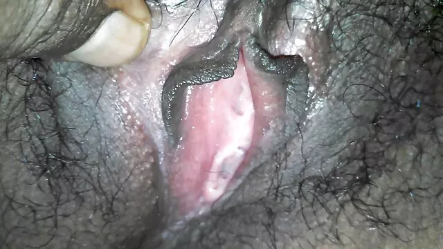 הפורנו הכי טוב, ללא רישום.  לסביות ג ' ינג מזיין כושית ' יות עושות אגרוף בנרתיק ברונטית בוגרת על הספה
