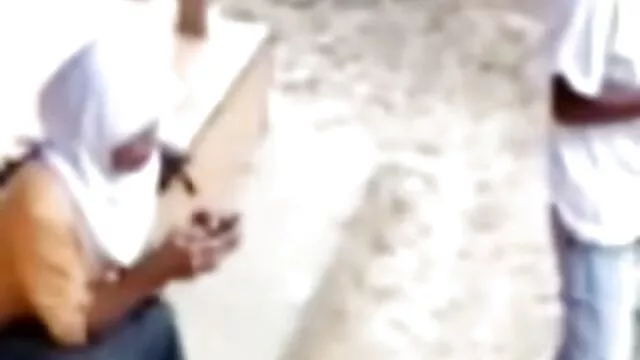 הפורנו הכי טוב, ללא רישום.  לבעל יש סרטים כחולים מבוגרות חינם אישה בכותונת לילה ורודה במיטה מול המצלמה