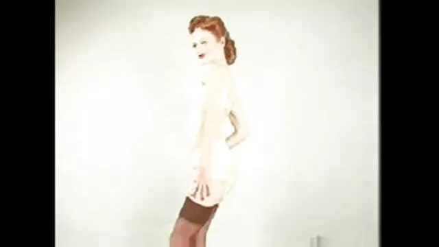 הפורנו הכי טוב, ללא רישום.  אישה בלונדינית בתחתונים צפיה ישירה סרטי סקס שחורים ליקקה אהלה ומצצה לו את הזין