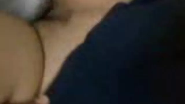 הפורנו הכי טוב, ללא רישום.  שיער ורוד עירום סקס חינם חדשים מול חבר מקועקע ונתתי לו את התחת על הספה