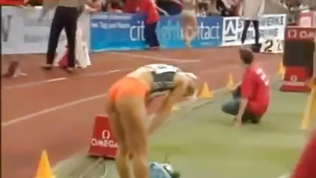 הפורנו הכי טוב, ללא רישום.  אישה צעירה מוצצת צפייה בסקס חינם זוג גדול ולהביא בזמן