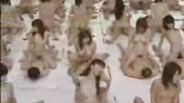 הפורנו הכי טוב, ללא רישום.  הבחורה עם סקס חינם לצפייה ישירה התחבושת תעשה סקס עם שני איכרים.