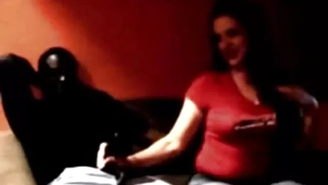 הפורנו הכי טוב, ללא רישום.  מיטה ברונטית שופעת סרטיסקסחינם עם שני חברים צעירים בו זמנית