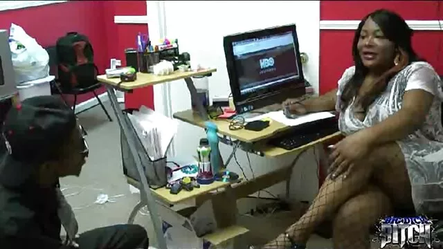 הפורנו הכי טוב, ללא רישום.  תחת בלונדיני עם קוקיות רוכב סרטי פורנו קצרים על זין גדול