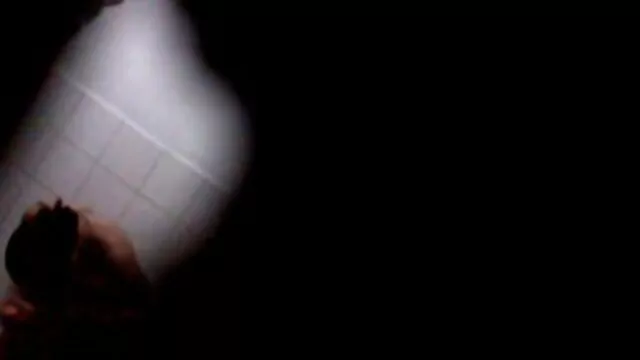 הפורנו הכי טוב, ללא רישום.  לסביות מכניסות את סרט כחול חינם הידיים שלהן לנרתיק לטיני בחולצה שחורה.