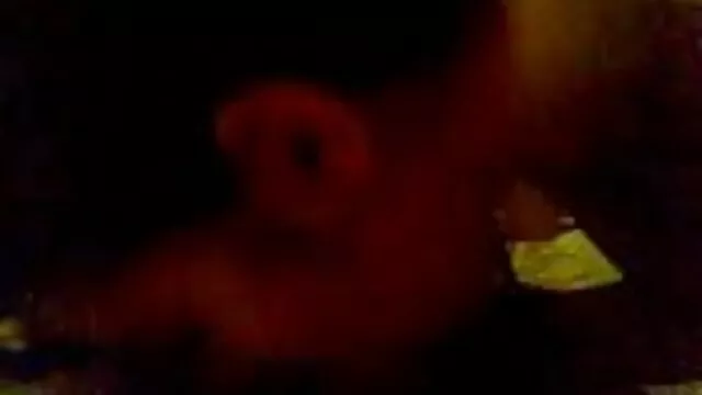 הפורנו הכי טוב, ללא רישום.  Bbw בשמלה אדומה בנות ערומות סקסיות הוא נהנה עם בחור על הספה