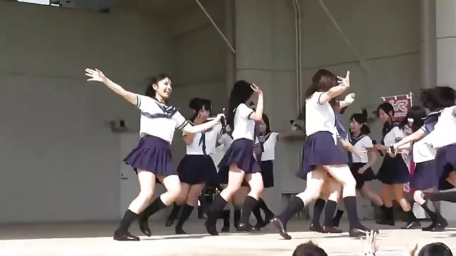 הפורנו הכי טוב, ללא רישום.  אישה בוגרת מוצצת לשותף שלה עמוק מול מצלמת אינטרנט בחדר השינה. פורנו למבוגרים