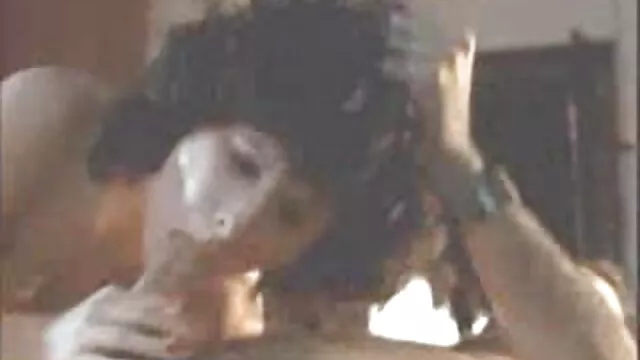 הפורנו הכי טוב, ללא רישום.  בחורה מציעה מציצה ומכניסה פין זיונחם לכיסוי תחת תחת לבן במכנסיים לבנים.