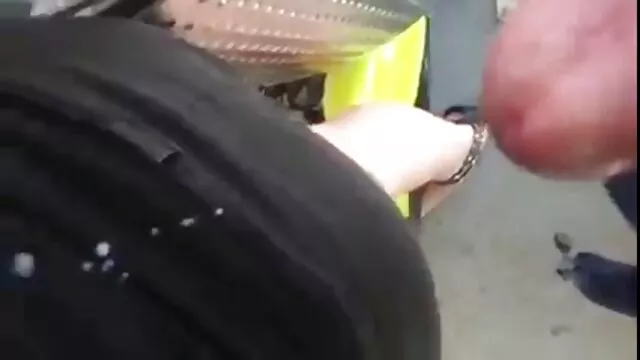 הפורנו הכי טוב, ללא רישום.  הגברת השמנה בבית הצהוב מלטפת את פי הטבעת עם צעצוע סקס בתחת חינם