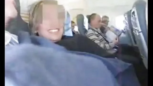 הפורנו הכי טוב, ללא רישום.  תלמידה מבוגרת עם זרע חור זין סרט ארוטי חינם מהפה הרטוב שלה עם ירכיים רחבות בחצאית שלה