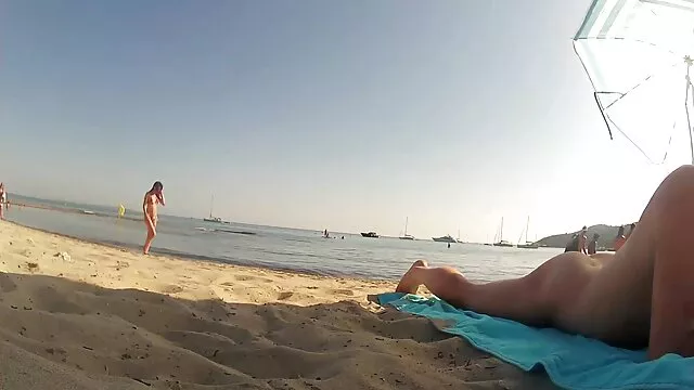 הפורנו הכי טוב, ללא רישום.  אישה צעירה בתחתונים מלקקת את פי סרטי סקס עם חיות חינם הטבעת של השותף ושמה מוגלה על בורג