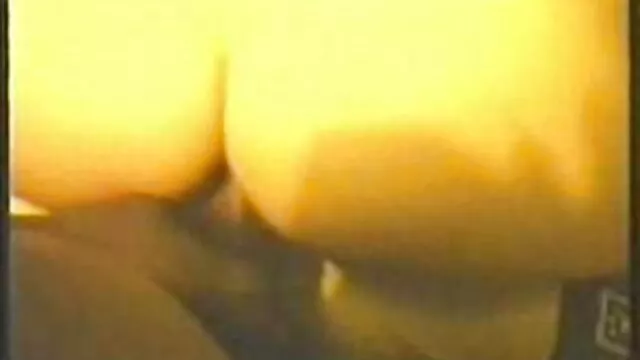 הפורנו הכי טוב, ללא רישום.  בלונדינית צעירה, לבושה אדום, מדגמנת סרטי סקס ישראלים חינם מול המצלמה.
