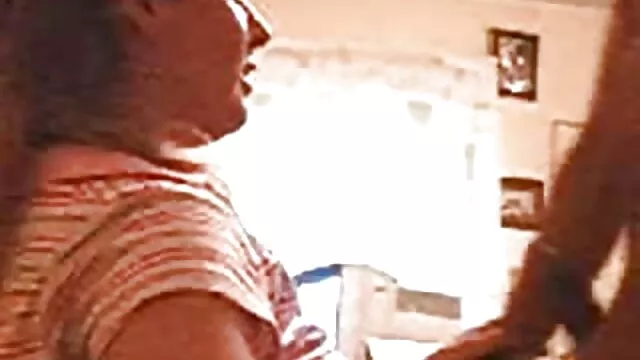 הפורנו הכי טוב, ללא רישום.  בלונדינית סרטים ארוטים לצפיה וברונטית על הספה שוכבת עם שני גברים