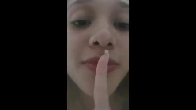הפורנו הכי טוב, ללא רישום.  הבחורה הביטה סרטים לצפייה ישירה סק ברצועה הצרה והעבירה את הויברטור לנרתיק שלה